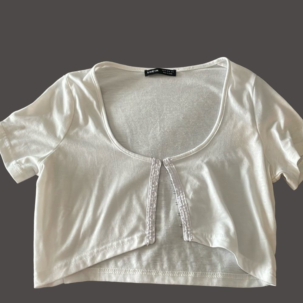 Crop white tee